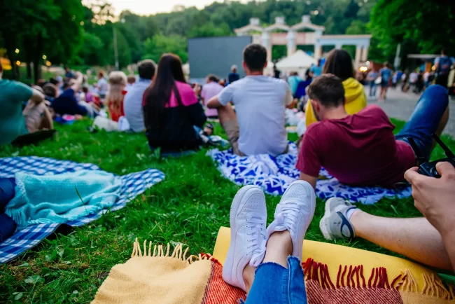 Openlucht bioscoop Groningen buiten film kijken in park